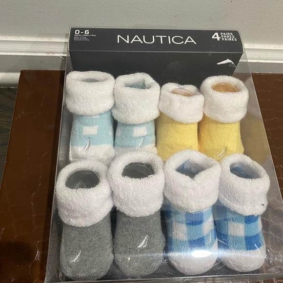 Baby boy essential bundle: onesies, socks, hat - Picture 6 of 6